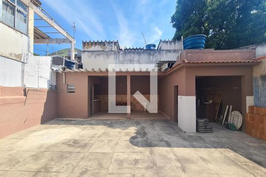 Quintal de casa para alugar com 4 quartos, 361m² em Piedade, Rio de Janeiro