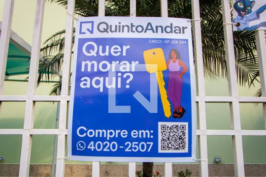 Plaquinha instalada na fachada de casa à venda com 3 quartos, 133m² em Vila Homero Thon, Santo André