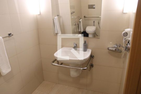 Banheiro de kitnet/studio para alugar com 1 quarto, 32m² em Setor Marista, Goiânia