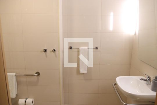 Banheiro de kitnet/studio para alugar com 1 quarto, 32m² em Setor Marista, Goiânia