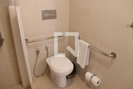 Banheiro de kitnet/studio para alugar com 1 quarto, 32m² em Setor Marista, Goiânia