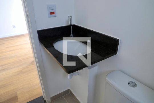Banheiro de apartamento para alugar com 2 quartos, 36m² em Bosque da Saúde, São Paulo