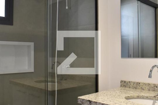 Banheiro de kitnet/studio para alugar com 1 quarto, 33m² em Portão, Curitiba