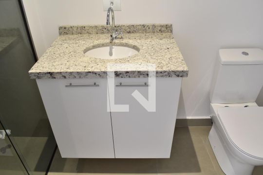 Banheiro de kitnet/studio para alugar com 1 quarto, 33m² em Portão, Curitiba