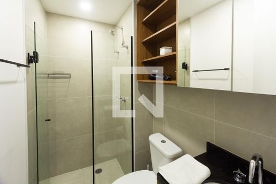 Banheiro de kitnet/studio para alugar com 1 quarto, 25m² em Indianópolis, São Paulo