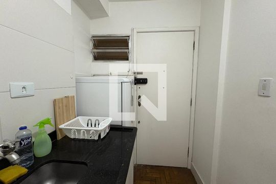 Cozinha de apartamento para alugar com 1 quarto, 28m² em Bela Vista, São Paulo
