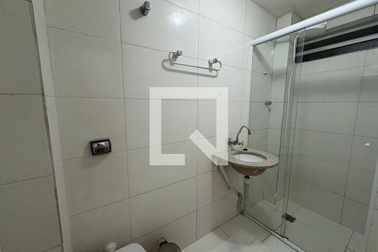 Banheiro de apartamento para alugar com 1 quarto, 28m² em Bela Vista, São Paulo