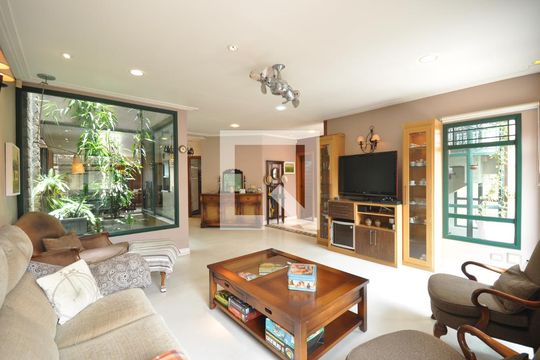 Casa à venda com 4 quartos, 378m² em Vila Paiva, São Paulo