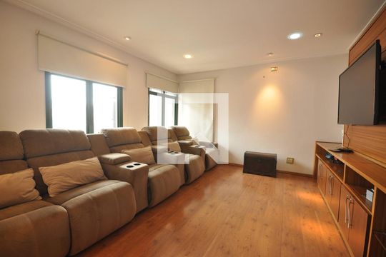 Sala de TV de casa à venda com 4 quartos, 378m² em Vila Paiva, São Paulo