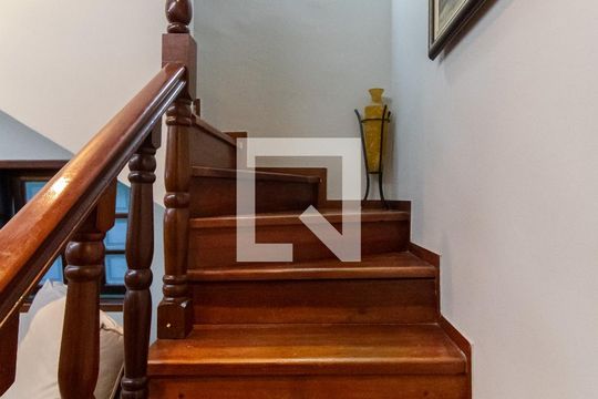 Escada de casa para alugar com 4 quartos, 252m² em Jardim Santa Mena, Guarulhos