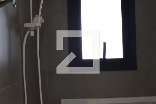 Banheiro de kitnet/studio para alugar com 1 quarto, 33m² em Portão, Curitiba