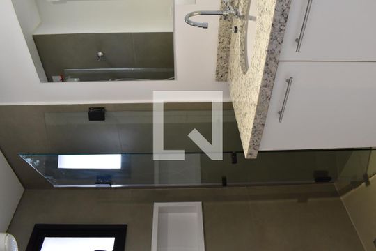 Banheiro de kitnet/studio para alugar com 1 quarto, 33m² em Portão, Curitiba