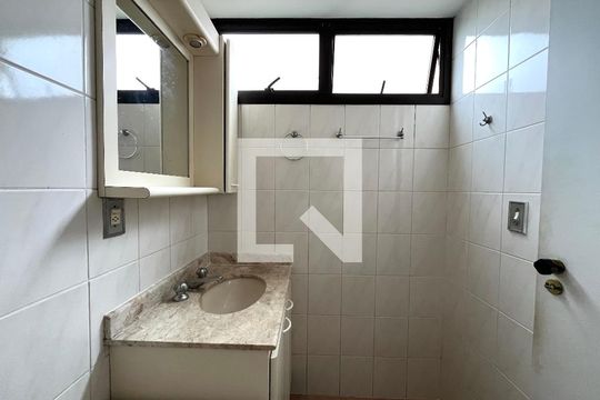 Banheiro do Quarto de apartamento à venda com 3 quartos, 75m² em Vila Campestre, São Paulo