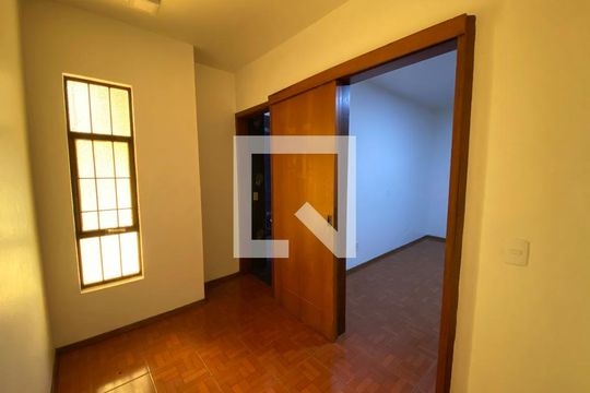 Closet da suíte de casa para alugar com 3 quartos, 350m² em Rincão, Novo Hamburgo