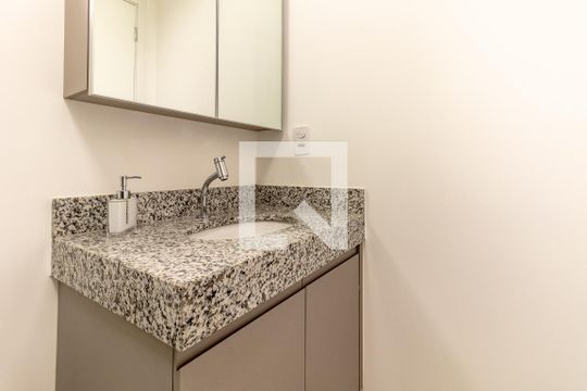 Banheiro de kitnet/studio para alugar com 1 quarto, 25m² em Vila Nova Conceição, São Paulo