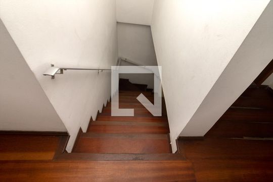 Escada de casa à venda com 2 quartos, 120m² em Vila Liviero, São Paulo