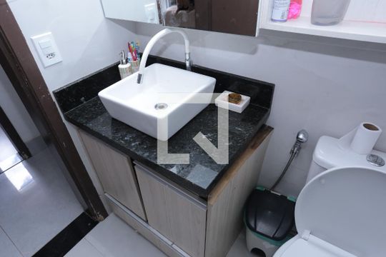 Banheiro Social de apartamento à venda com 2 quartos, 64m² em Qnn 34, Brasília