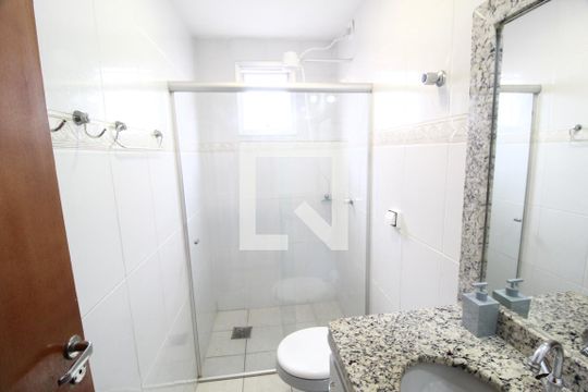 Banheiro Social de apartamento para alugar com 2 quartos, 68m² em Santa Mônica, Uberlândia