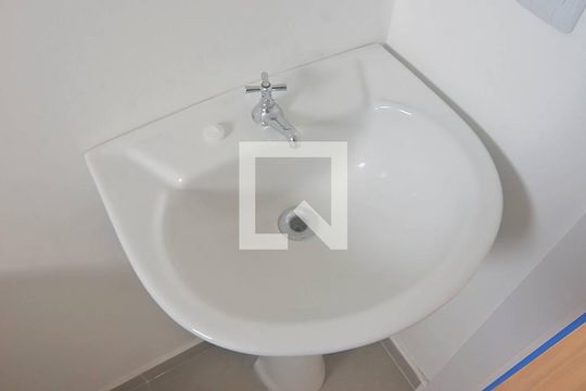 Banheiro 2 de apartamento para alugar com 2 quartos, 58m² em Niterói, Canoas