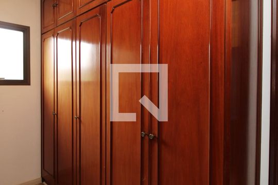 Closet da Suíte 3 de casa para alugar com 3 quartos, 360m² em Jardim Leonor Mendes de Barros, São Paulo