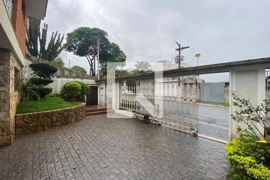 Entrada de casa para alugar com 3 quartos, 360m² em Jardim Leonor Mendes de Barros, São Paulo