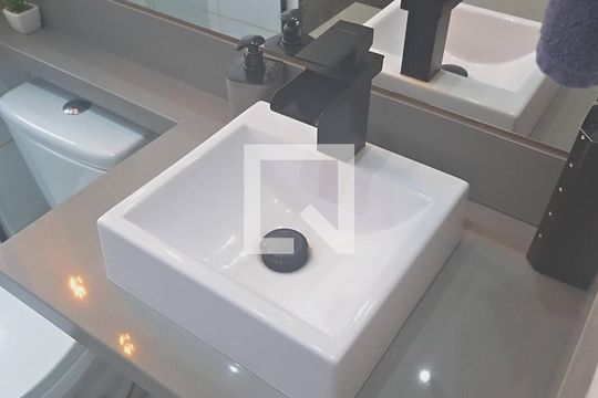 Banheiro de apartamento para alugar com 2 quartos, 46m² em Estância Velha, Canoas