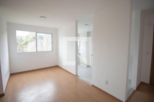 Sala de apartamento para alugar com 2 quartos, 45m² em Colubandê, São Gonçalo