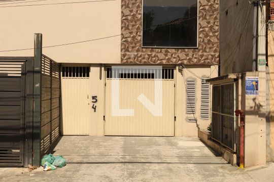 Placa instalada na fachada do imóvel de apartamento à venda com 2 quartos, 70m² em Vila Jacuí, São Paulo