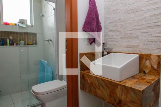Banheiro social  de apartamento para alugar com 2 quartos, 120m² em Buritis, Belo Horizonte
