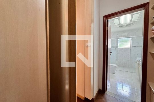 Closet suíte master  de casa à venda com 4 quartos, 539m² em Santa Maria, Santo André
