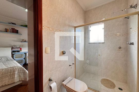 Banheiro suíte 1 de casa à venda com 4 quartos, 539m² em Santa Maria, Santo André