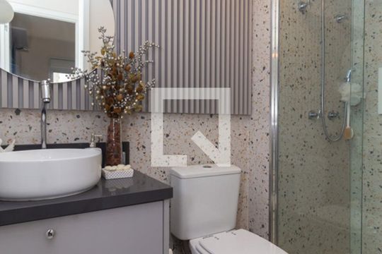 Banheiro de apartamento à venda com 1 quarto, 45m² em Vila Monumento, São Paulo