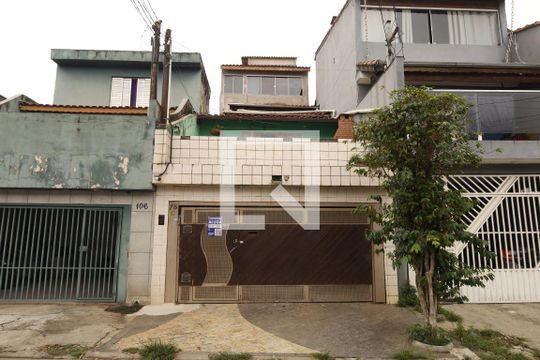 Fachada - Placa instalada no portão do imóvel de casa para alugar com 2 quartos, 62m² em Jardim Itapemirim, São Paulo