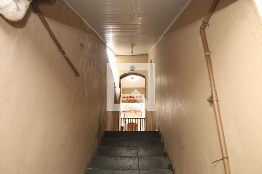 Entrada de casa para alugar com 2 quartos, 62m² em Jardim Itapemirim, São Paulo