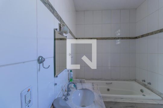 Banheiro da Suíte de casa de condomínio para alugar com 4 quartos, 3m² em Lajeado, Cotia