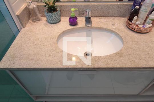 Banheiro da Suite de apartamento para alugar com 3 quartos, 70m² em Jardim Guanabara, Belo Horizonte