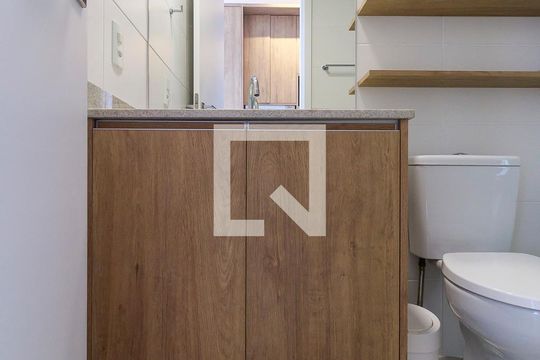 Banheiro de kitnet/studio para alugar com 0 quarto, 25m² em Jardim das Acacias, São Paulo