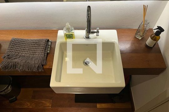 Lavabo de apartamento à venda com 2 quartos, 126m² em Vila Ipojuca, São Paulo