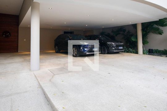 Garagem de casa à venda com 6 quartos, 640m² em Panamby, São Paulo