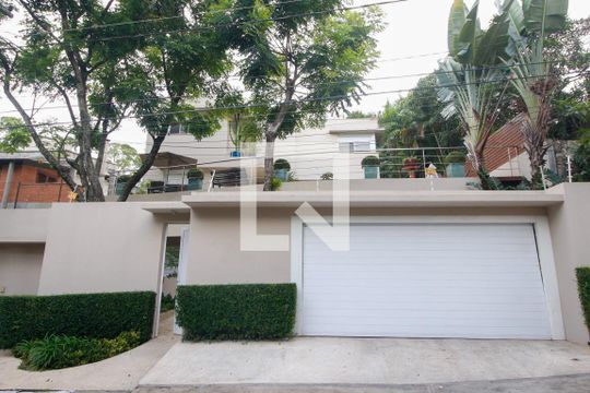 Fachada de casa à venda com 6 quartos, 640m² em Panamby, São Paulo