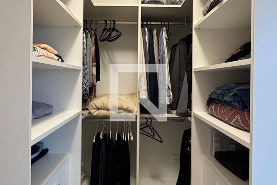 Closet da suíte 1 de apartamento para alugar com 3 quartos, 156m² em Tamboré, Santana de Parnaíba