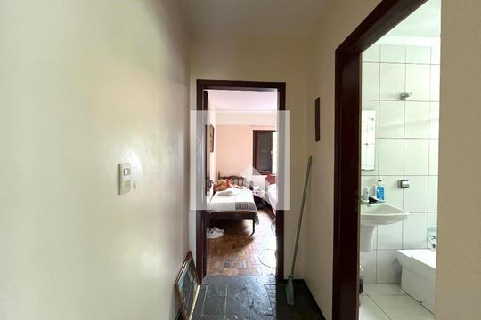 Corredor de casa à venda com 3 quartos, 270m² em Parque Jabaquara, São Paulo