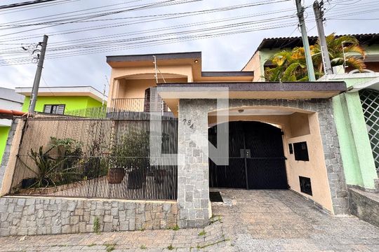 Fachada de casa à venda com 4 quartos, 219m² em Jardim Stella, Santo André