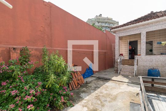 Quintal de casa à venda com 3 quartos, 200m² em Olaria, Rio de Janeiro