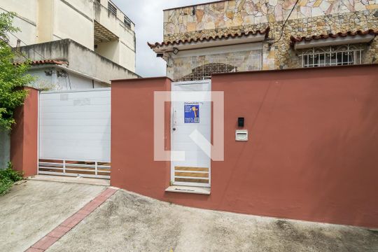 Fachada de casa à venda com 3 quartos, 200m² em Olaria, Rio de Janeiro