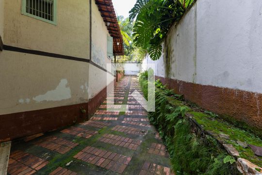 Fachada de casa de condomínio à venda com 3 quartos, 400m² em Vile de Montagne, Nova Lima