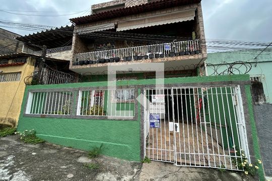 Fachada + plaquinha de casa para alugar com 2 quartos, 47m² em Água Santa, Rio de Janeiro
