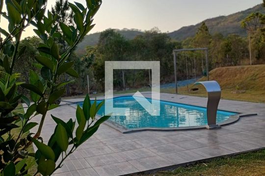 Piscina de casa de condomínio à venda com 3 quartos, 130m² em Conjunto Agua Branca, Belo Horizonte