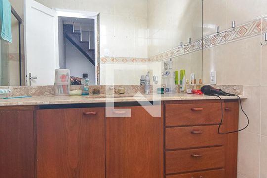Banheiro de casa de condomínio à venda com 4 quartos, 215m² em Santa Rosa, Niterói