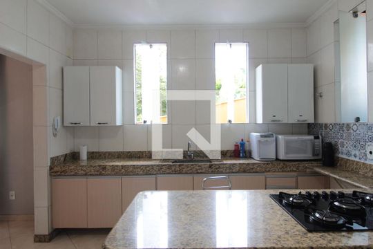 Cozinha de casa à venda com 3 quartos, 200m² em Guarani, Belo Horizonte